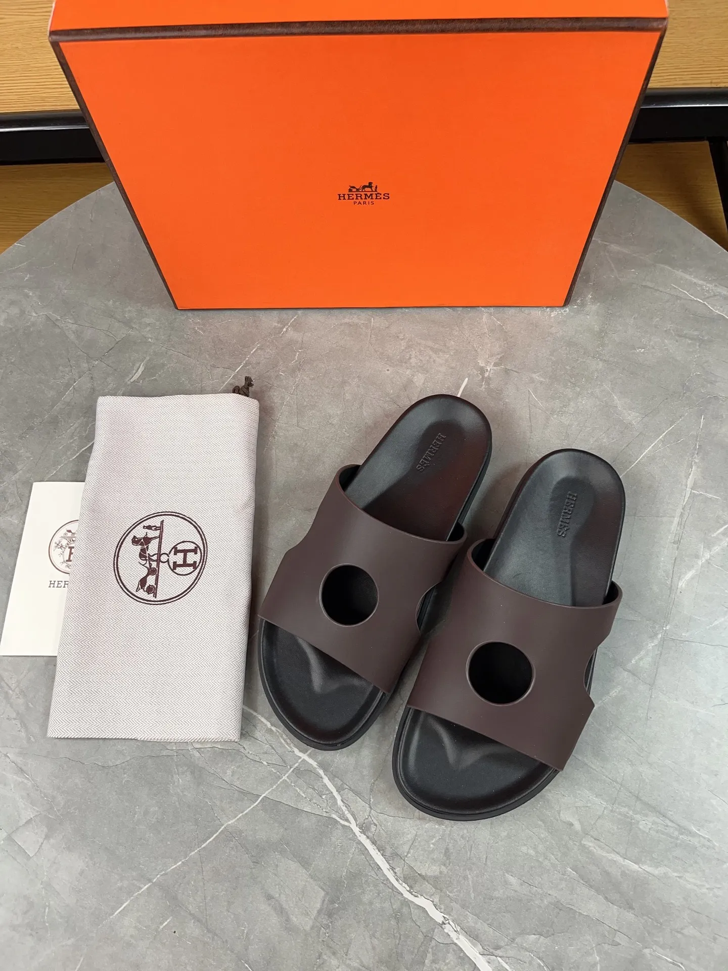 p400🐮🐮H family classic (couple style) Hermes Hermes spring and summer sandals series! Classic style, always popular slippers - sandals, great with any combination! ! ! Upper: imported PU inner lining: imported mixed sheepskin Outsole: Tpu non-slip and wear-resistant outsole Female size: 35-40 (customized at 41) Male size: 39-45 (customized at 39.45)